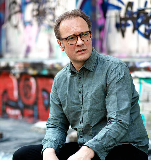 René Sydow: „Sie dürfen sich wieder setzen“ (Politisches Kabarett)