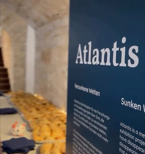Versunkene Orte, die weiterleben. 🌊 Bei der Vernissage von „Atlantis (&hellip;)