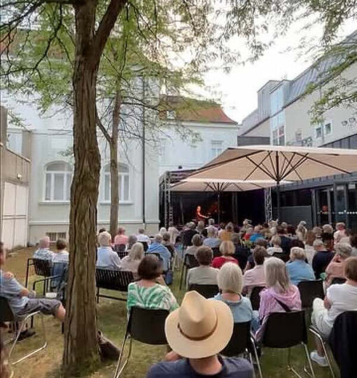 Sommerabende, Live-Kultur und eine besondere Atmosphäre unter freiem Himmel, genau (&hellip;)