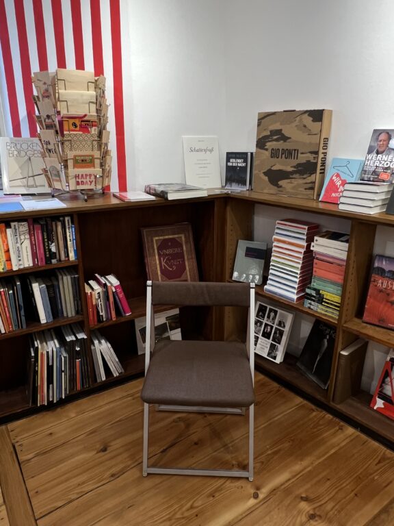 2. Stock Aegis Buchhandlung, Stuhl in der Ecke, Bücherregale